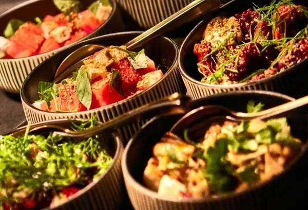 Bunte Bowls mit frischen Zutaten und Kräutern präsentieren sich verlockend im angesagten DER PLAYER in Ottensen.