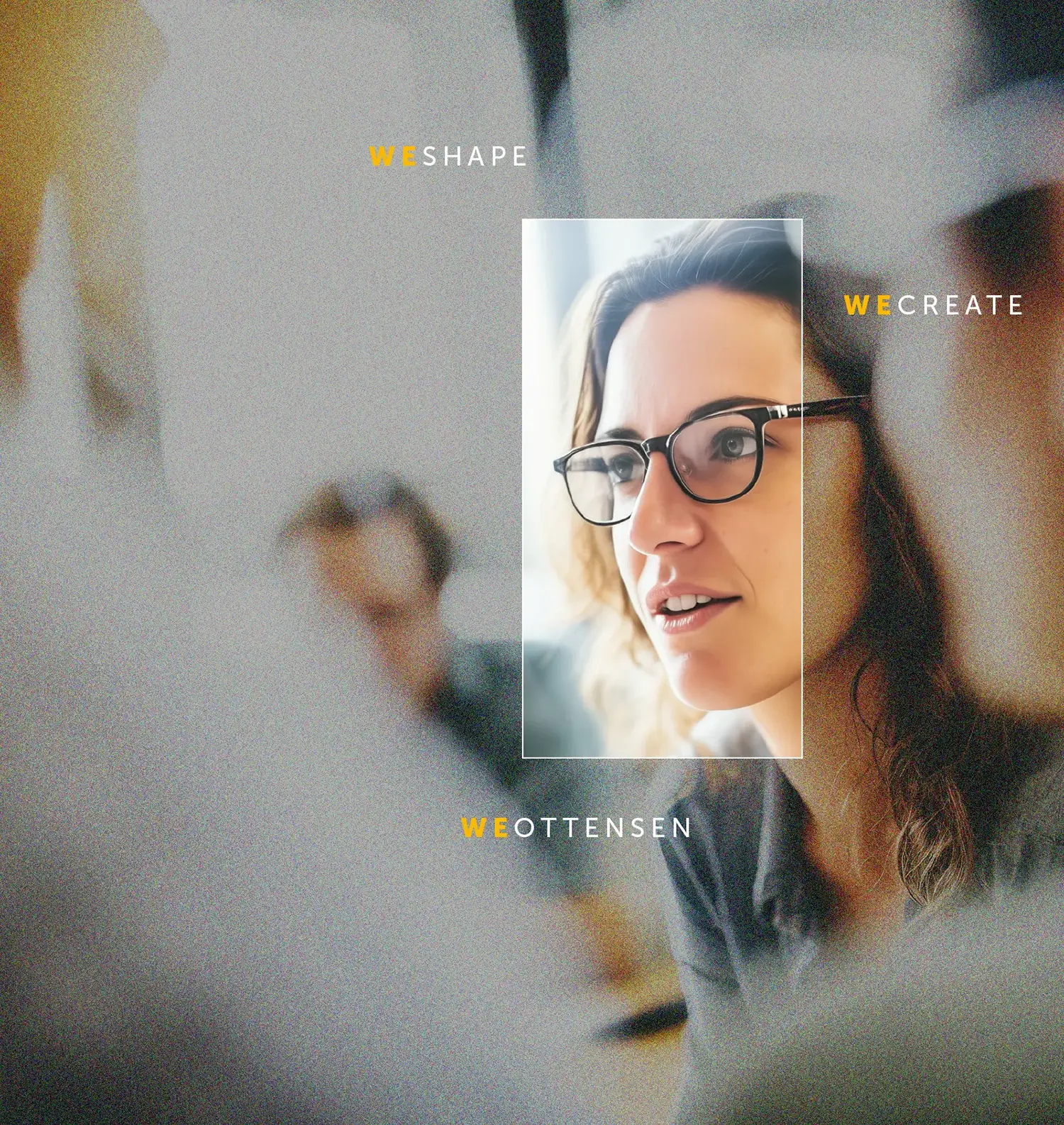 Eine Frau mit Brille spricht engagiert in einer kreativen Besprechung, um Ideen zu formen und zu entwickeln.