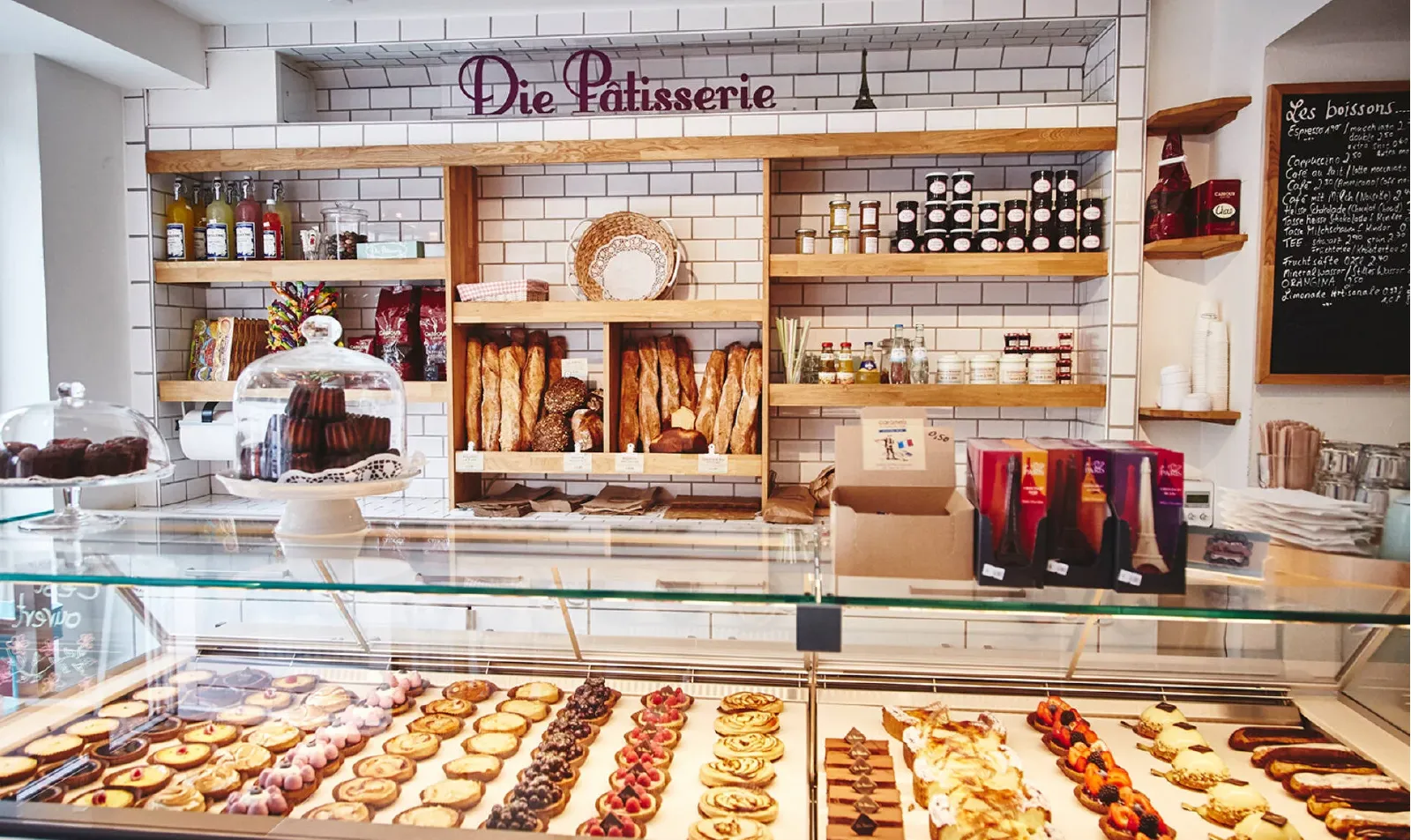 Die Patisserie zeigt eine Auswahl feiner Tartes, Croissants und Pâtisserie in einem stilvollen Ambiente für kulinarische Genüsse.