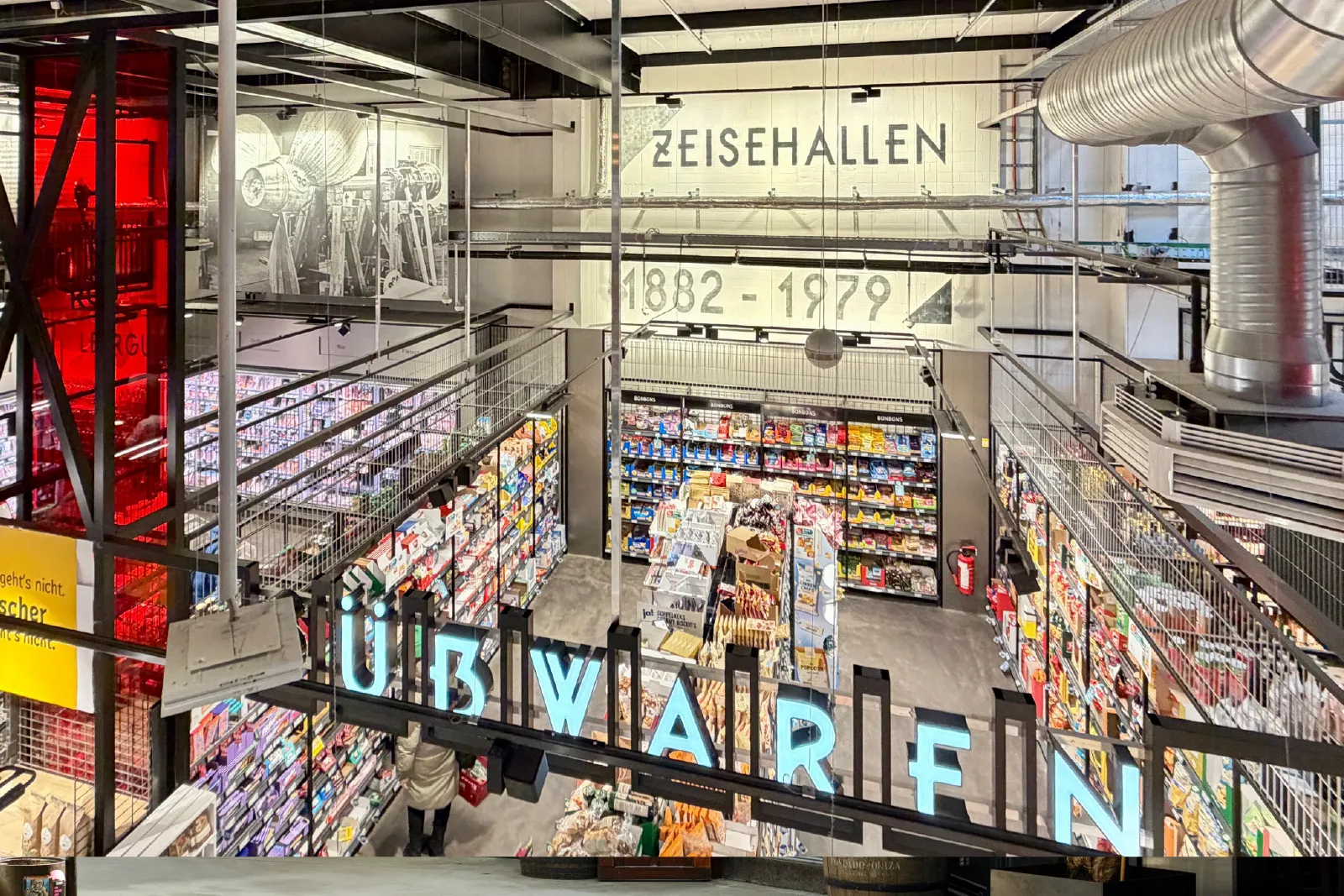 Die ZEISEhallen bieten eine lebendige Mischung aus Gastronomie und Einzelhandel in historischen Industriegebäuden.